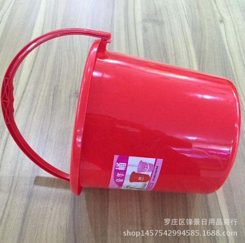 十元地摊爆款 塑料水桶如何成为日用品批发中的热卖之王